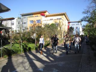 Besucher in der Gerda-Weiler-Strasse