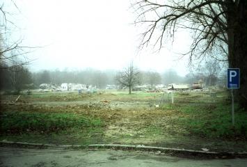 Leergeräumter Platz, Strassenbau beginnt