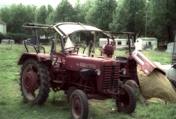 Traktor auf Wagenplatz