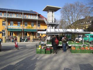 Haus 037 und Marktstand