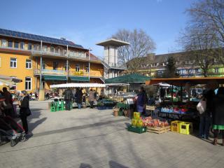 Haus 037 und Wochenmarkt