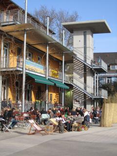 Haus 037 Aufzugturm und Aussentische Süden