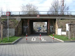 Für Autos gesperrte Bahnunterführung