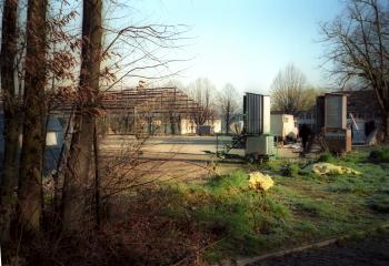 Klowagen und abgedeckte Garage