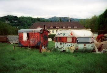 Zwei Wohnwagen Sportplatz