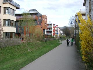 Fuss- und Radweg entlang Versickerung